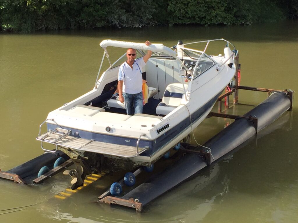 Boat-lifter - Schwimmender Bootslift von MultiAquaBox – Boot auf Schwimmpontons aus dem Wasser gehoben.